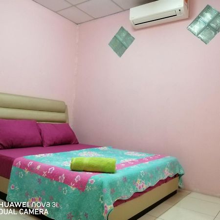 Layla Inn Бату Пахат Екстериор снимка