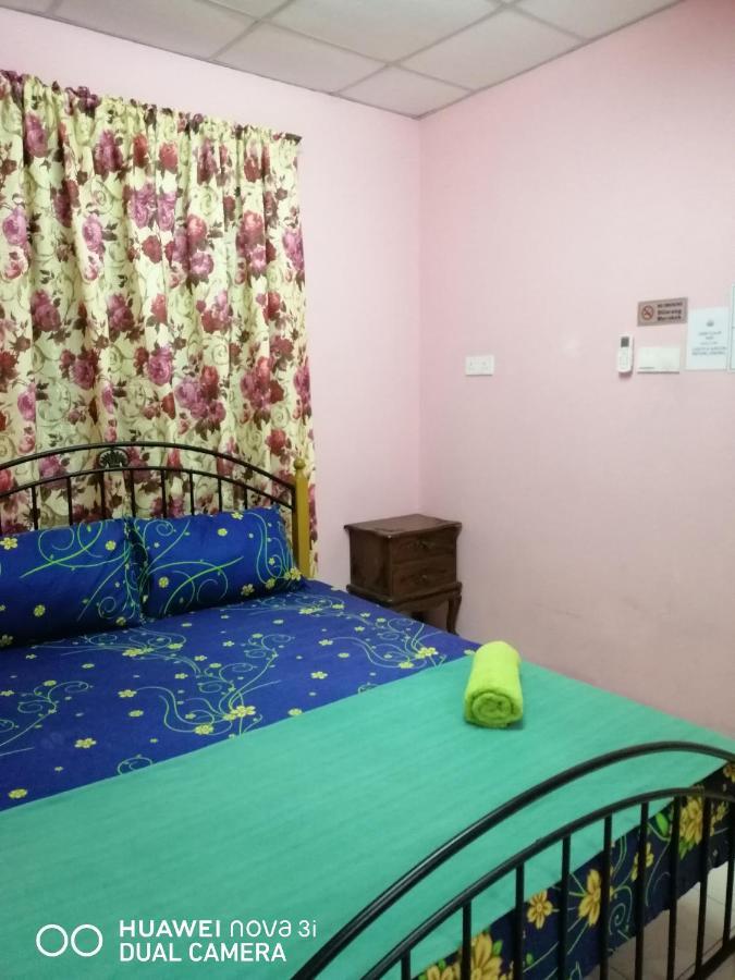 Layla Inn Бату Пахат Екстериор снимка