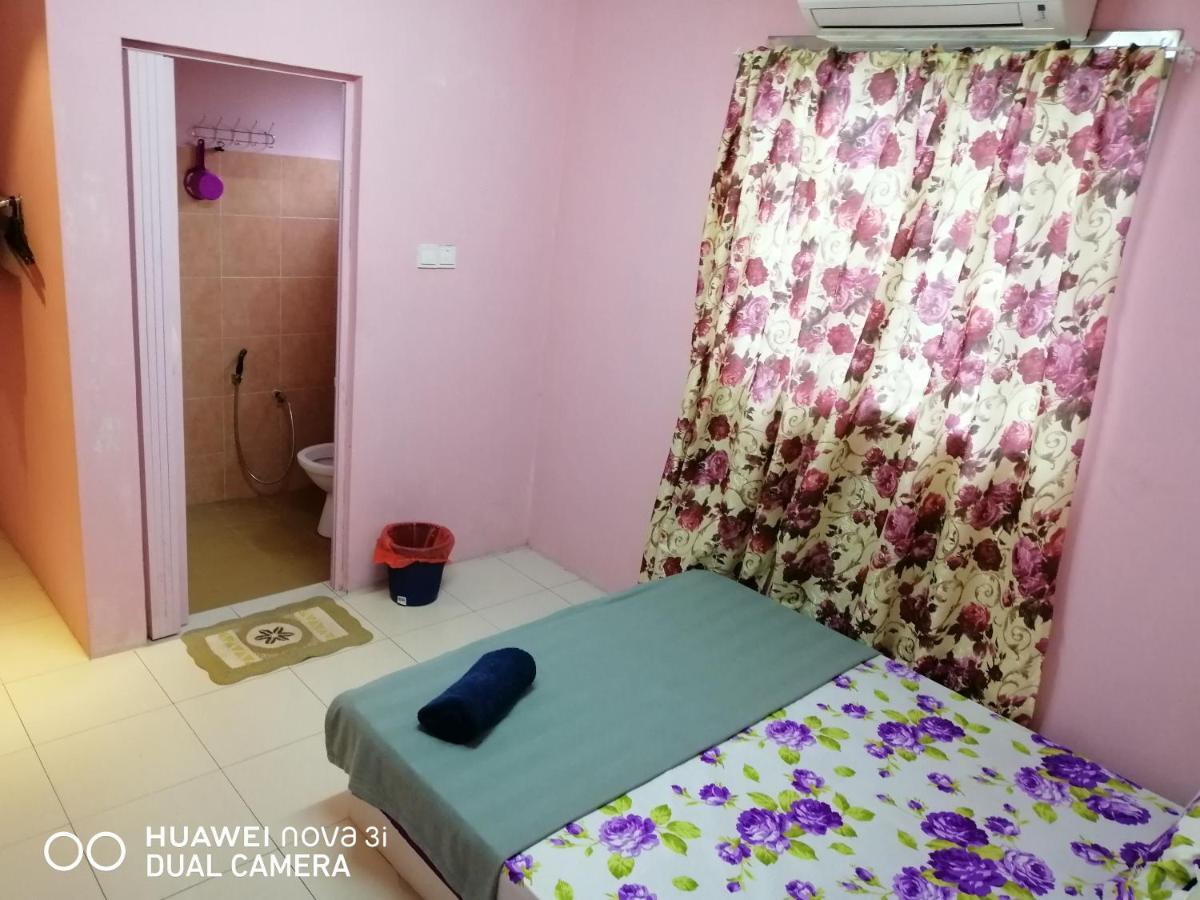 Layla Inn Бату Пахат Екстериор снимка