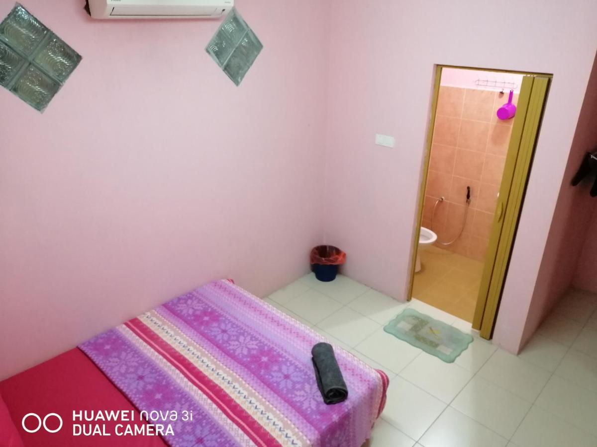 Layla Inn Бату Пахат Екстериор снимка