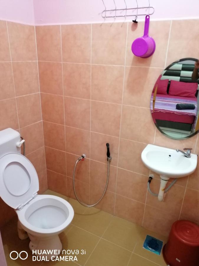 Layla Inn Бату Пахат Екстериор снимка