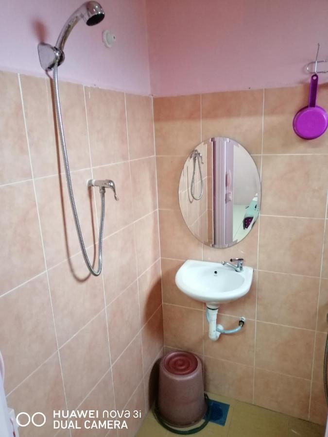Layla Inn Бату Пахат Екстериор снимка