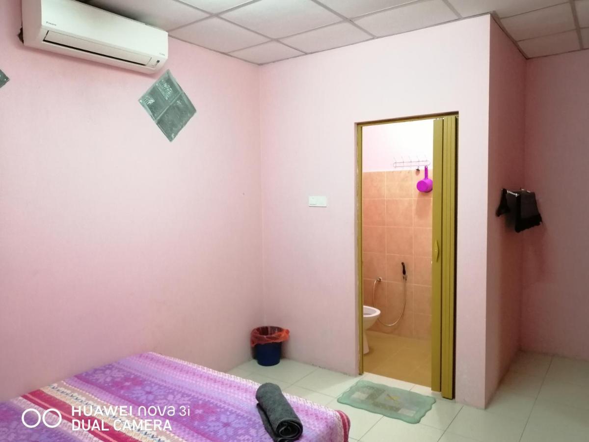 Layla Inn Бату Пахат Екстериор снимка